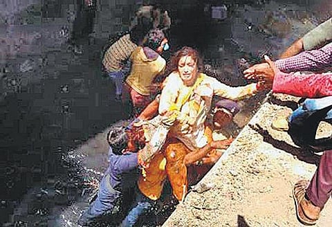 கழிவுநீர் கால்வாயில் தவறி விழுந்த குஜராத் பாஜக பெண் எம்பி காயம்﻿: சட்டவிரோத கட்டிட இடிப்பு பணியை பார்க்க சென்றபோது சோகம்﻿