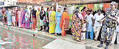 புதுச்சேரியில் அமைதியாக நடந்த தேர்தல்: மழையிலும் ஆர்வமுடன் வாக்களித்த மக்கள்