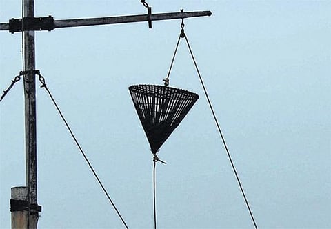 பாம்பனில் 3-ம் எண் புயல் கூண்டு ஏற்றம்﻿