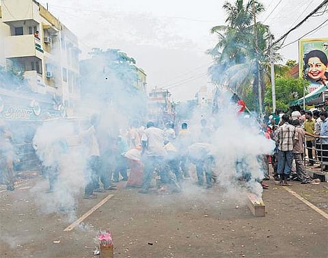 போயஸ் கார்டனில்﻿﻿ அதிமுகவினர் கொண்டாட்டம்﻿
