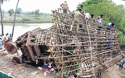 திருவாரூர் அருகே﻿ கோயில் தேர் கவிழ்ந்து 2 பேர் பலி﻿