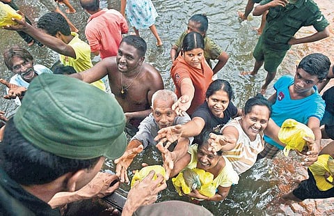 இலங்கையின் வெள்ளத்தால் 5 லட்சம் பேர் பாதிப்பு: பலியானோரின் எண்ணிக்கை 82 ஆக உயர்வு