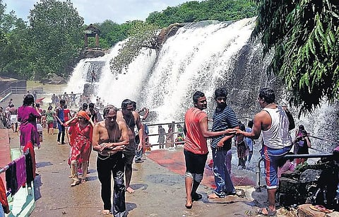 கோடை சீசன் முடியும் தறுவாயில் குமரியில் குவியும் சுற்றுலா பயணிகள்: விடுதி கட்டணம் இரட்டிப்பாக வசூல்