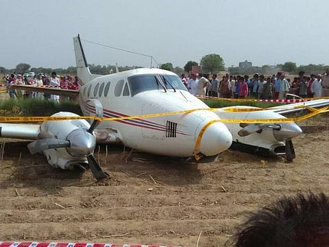 வயலில் தரையிறங்கிய ஆம்புலன்ஸ் விமானம்﻿: டெல்லி அருகே விமானி உட்பட 7 பயணிகள் தப்பினர்﻿