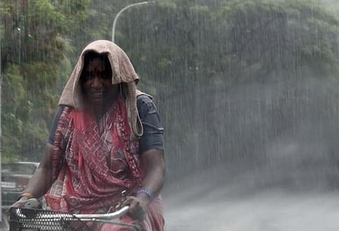 வெப்பசலனம் காரணமாக தமிழகத்தில் ஓரிரு இடங்களில் மழை பெய்யும்:  வானிலை ஆய்வு மையம்