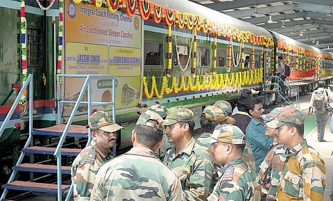 ராணுவத்துக்காக சென்னை ஐ.சி.எஃப்பில் தயாரிக்கப்பட்ட﻿ குளிரூட்டப்பட்ட சிறப்பு ரயில் பெட்டிகள் ஒப்படைப்பு﻿