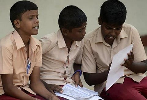 புள்ளிவிவர அலசல்: 10-ம் வகுப்பு தேர்ச்சி விகித உயர்வில் மாணவிகளை முந்தும் மாணவர்கள்