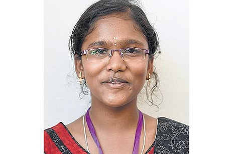 அரசு பள்ளிகளில் முதலிடம் பிடித்த﻿ தையல் தொழிலாளியின் மகள் அரசியலில் ஈடுபட விருப்பம்﻿