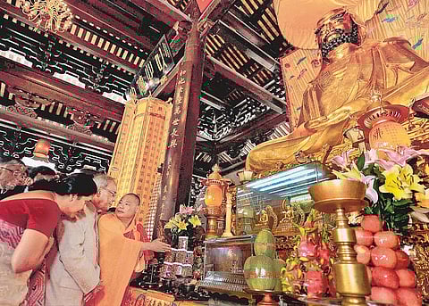 சீனாவில் தமிழக துறவி போதி தர்மர் நிறுவிய புத்தர் கோயிலில் பிரணாப் வழிபாடு