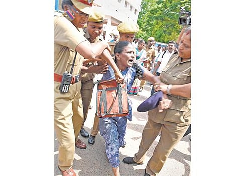 கோவை: டாஸ்மாக் மதுக்கடையை அகற்ற அதிமுக கவுன்சிலர் வலியுறுத்தல்﻿