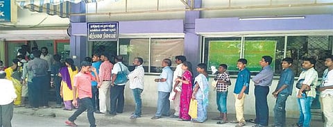 பள்ளி பாடப் புத்தகங்கள் விற்பனை தொடக்கம்﻿