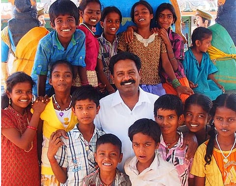 அன்பாசிரியர் 19: புகழேந்தி - கிராமப்புற மாணவர்கள் கொண்டாடும் ஆசான்!