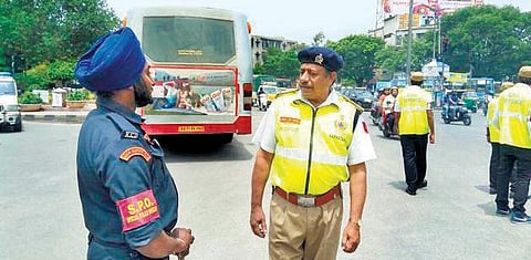 எஸ்மா சட்டம் பாயும் என எச்சரித்ததால்﻿ கர்நாடகாவில் போலீஸ் போராட்டம் முடங்கியது﻿: எதிர்க்கட்சிகள் கடும் கண்டனம்﻿