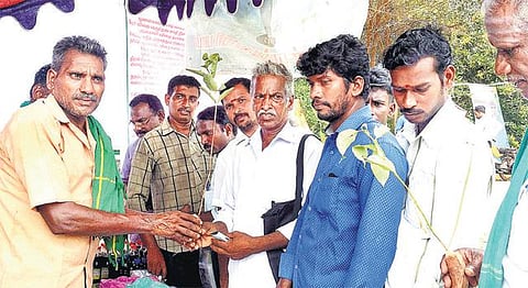 உலக சுற்றுச்சூழல் தினத்தில் விவசாயிகளுக்கு 2 ஆயிரம் மரக்கன்றுகளை இலவசமாக வழங்கிய பேருந்து ஓட்டுநர்﻿