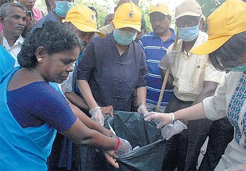 துப்புரவு பணியாளர்களுடன் இணைந்து குப்பை அகற்றிய புதுச்சேரி ஆளுநர்﻿