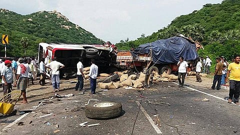 சாலை விபத்துகளில் தேச அளவில் தமிழகம் முதலிடம்