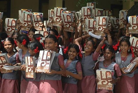 அரசு, அரசு உதவிபெறும் பள்ளி மாணவர்களுக்கு﻿ நோட்டு வழங்குவதில் காலதாமதம்﻿: அட்டையில் முதல்வர் படம் இடம்பெறும் விவகாரம் காரணமா?﻿