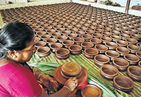 நெல்லையில் இருந்து வளைகுடா நாடுகளுக்கு செல்லும் மண் பாண்டங்கள்﻿: மைக்ரோ வேவன் அடுப்புகளிலும் பயன்படுத்தலாம்﻿