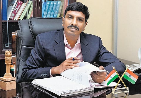 யூ.பி.எஸ்.சி. தேர்வை வென்றவர்கள்- 4: நூலகத்தில் படித்தே ஐ.ஆர்.எஸ். ஆனவர்!﻿