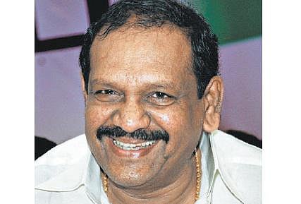 தமிழக காங். தலைவராக பீட்டர் அல்போன்ஸை நியமிக்க கோரிக்கை: சோனியாவை சந்திக்க மாவட்டத் தலைவர்கள் நாளை டெல்லி பயணம்