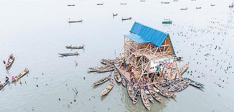 வாண்டு பாண்டு: தண்ணீரில் மிதக்கும் பள்ளி!﻿