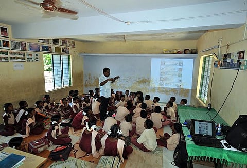 அன்பாசிரியர் 21: ரவி - காணொளி வழி கல்விப் புரட்சியில் அரசு பள்ளி ஆசிரியர்