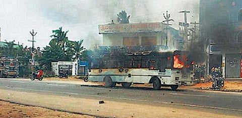 வாரங்கல் மாவட்டத்தை பிரிக்கக் கோரி ஆர்ப்பாட்டம்﻿﻿ : அரசு பேருந்து, காவல் துறை வாகனங்கள் எரிப்பு﻿