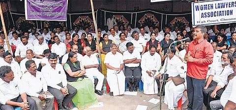 புதிய சட்டத் திருத்தங்களை எதிர்த்து﻿ உயர் நீதிமன்ற வழக்கறிஞர்கள் உண்ணாவிரதம்﻿