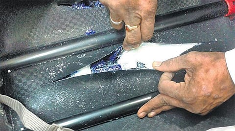 விமானத்தில் மலேசியாவுக்கு கடத்த முயன்ற﻿ ரூ.2.5 கோடி மதிப்பிலான போதைப் பொருள்கள் பறிமுதல்﻿: ராமநாதபுரம் இளைஞர் திருச்சியில் கைது﻿