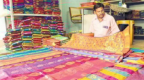 பட்டுக்குச் சவால்விடும் மலிவு விலை சேலைகள்!﻿