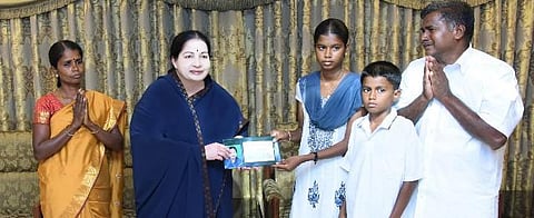 ஏழை மாணவியின் மருத்துவப் படிப்புக்கு ஜெயலலிதா உதவி