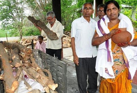 முதியோர் இல்லத்தில் உயிரிழந்தவருக்கு இந்து சம்பிரதாயப்படி இறுதி சடங்கு செய்து வைத்த முஸ்லிம் பெண்﻿