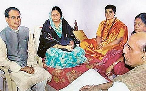 மாலேகான் குண்டுவெடிப்பு வழக்கில் குற்றம் சாட்டப்பட்டுள்ள சாத்வி பிரக்யாவுடன் ராஜ்நாத் சிங்: சர்ச்சைக்குரிய படத்தை வெளியிட்டார் திக்விஜய்﻿