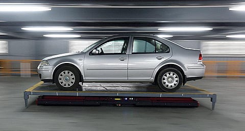 காரை பார்க் செய்ய உதவும் ரோபோ!﻿﻿