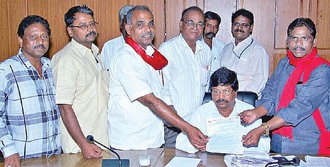 சொந்த வீடு இல்லை எனக்கூறியதால் சந்திரபாபுவுக்கு மனைப் பட்டா கோரி இந்திய கம்யூனிஸ்ட் கட்சி மனு