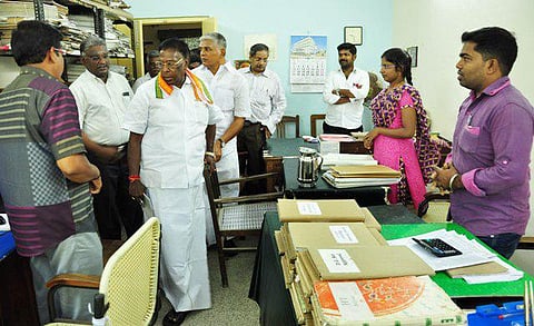 புதுவை அரசு ஊழியர்களுக்கு  பயோ மெட்ரிக் வருகைப்பதிவு முறை: நாராயணசாமி அறிவிப்பு