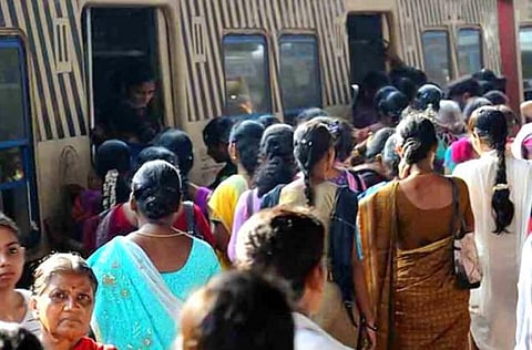 புறநகர் ரயில் நிலையங்களில் பாதுகாப்பு குறைபாடுகளை அறிய மாணவர் குழுக்கள் நியமனம்