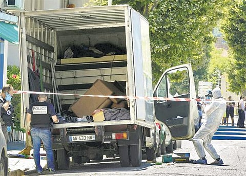 நீஸ் தாக்குதல்: லாரியை தடுத்து நிறுத்த பைக்கில் விரட்டிய இளைஞர்﻿