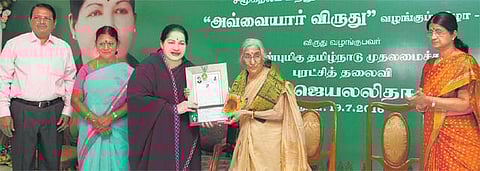 ஸ்கார்ப் தொண்டு நிறுவன ஆலோசகர் எம்.சாரதா மேனனுக்கு அவ்வையார் விருது: முதல்வர் ஜெயலலிதா வழங்கினார்