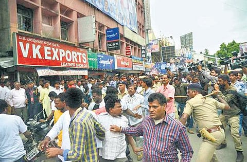 திரையரங்குகளை முற்றுகையிட்டு கன்னட அமைப்பினர் போராட்டம்﻿: கர்நாடகாவில் ‘கபாலி’க்கு எதிர்ப்பு﻿ - ரசிகர்கள் மீது போலீஸ் தடியடி