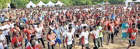 மாற்றுத்திறனாளிகளுக்கு நலத்திட்ட நிதி திரட்ட﻿ 5 ஆயிரம் பேர் பங்கேற்ற தொடர் ஓட்டம்: 10 கி.மீ. ஓடி அசத்திய 78 வயது பெண்மணி﻿