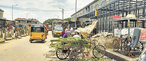 கோயம்பேடு மார்க்கெட்டில் ஆக்கிரமிப்பு கடைகளால் போக்குவரத்து பாதிப்பு: மார்க்கெட் நிர்வாகம் நடவடிக்கை எடுக்க வியாபாரிகள் கோரிக்கை