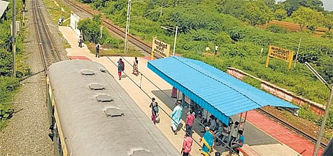 தாம்பரம் - செங்கல்பட்டு இடையே உள்ள ரயில் நிலையங்களில்﻿ பாதுகாப்பு சுற்றுச்சுவர் இல்லை, மின்விளக்கு வசதி இல்லை﻿﻿: பயணிகள் பாதுகாப்புக்கு அச்சுறுத்தல்﻿﻿