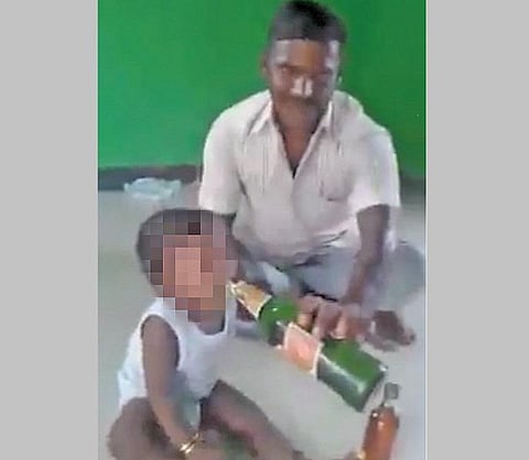 நெஞ்சை பதற வைக்கும் வீடியோ﻿: குழந்தை வாயில் பீர் ஊற்றும் தந்தை﻿- வாட்ஸ்-ஆப், பேஸ்புக்கில் வேகமாக பரவுகிறது﻿