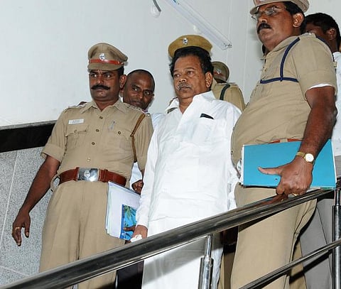 பி.ஆர்.பழனிச்சாமிக்கு உயர் நீதிமன்றம் நோட்டீஸ்﻿