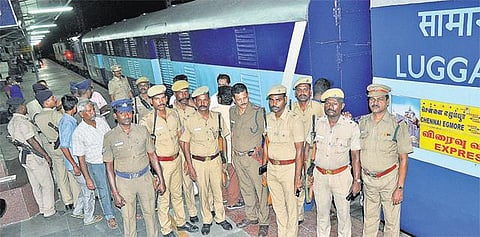 ரயில் பெட்டியில் துளை இருந்ததால்﻿ திருச்சியில் இருந்து சென்னைக்கு ரூ.382 கோடி பணத்தை ஏற்ற மறுத்த வங்கி அலுவலர்கள்﻿