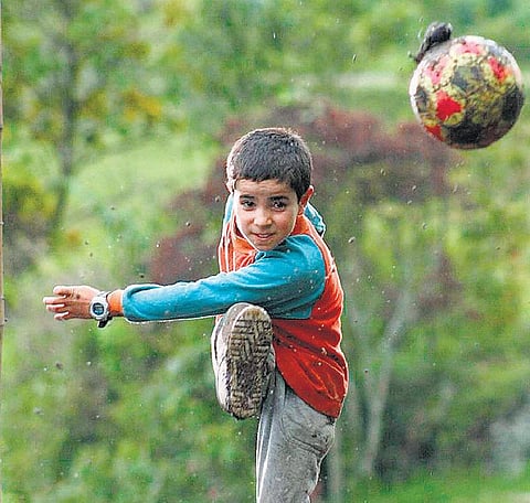 சர்வதேச சினிமா: த கலர்ஸ் ஆஃப் மவுண்டைன்- கண்ணிவெடிகளுக்கிடையே சிக்கிய கால்பந்து﻿