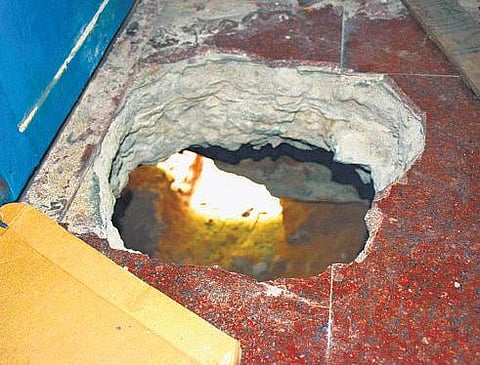 நெய்வேலி நகைக் கடையில்﻿ சுரங்கப் பாதை அமைத்து நகைகளை கொள்ளையடித்தது வட மாநில கும்பலா?﻿ - 6 தனிப்படைகள் தீவிர விசாரணை