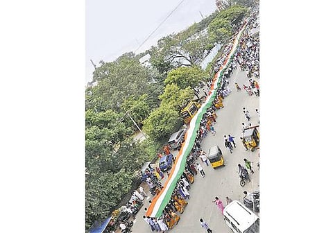 ஓசூரில் 1,550 அடி நீள தேசியக் கொடியுடன் பேரணி﻿: 4 ஆயிரம் மாணவர்கள் ஏந்திச் சென்றனர்﻿