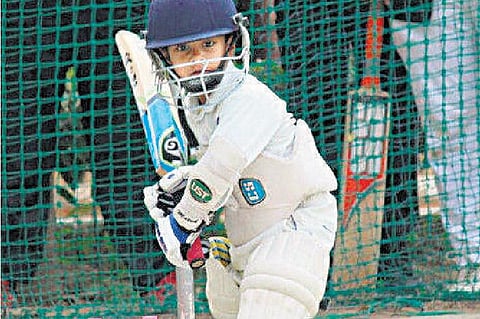 வாண்டு பாண்டு: கிரிக்கெட்டில் கலக்கும் குட்டிப் பையன்!﻿